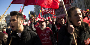 Menschen tragen Fahnen und rufen Slogans auf der Großdemonstration in MAdrid gegen die Sparpolitik der Regierung