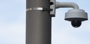 Eine Videokamera an einem Lichtmast