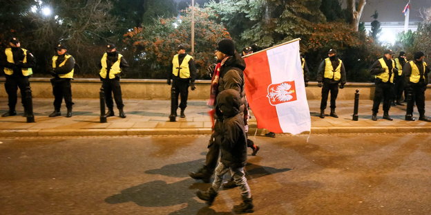 Demonstranten mit der polnischen Flagge