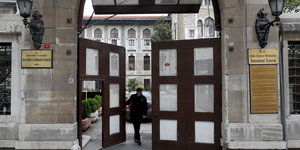 Die halb geöffneten Tore des Istanbuler Elite-Gymnasiums