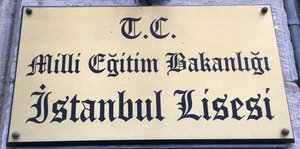 Das Schild der Istanbul Lisesi