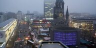 Die Straße an der Berliner Gedächtniskirche: Ein dunkler Lastwagen steht teilweise im Weihnachtsmarkt