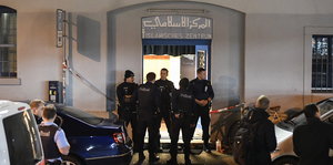 Polizisten sichern den Eingang zum islamischen Zentrum in Zürich