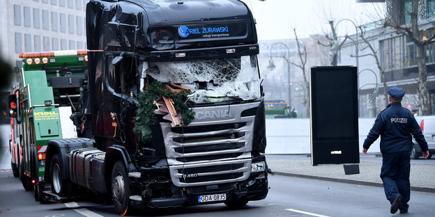 Der polnische Lkw mit dem der Anschlag verübt wurde wird mit zersplitterter Scheibe abgeschleppt