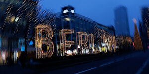Eine Lichtinstallation, die das Wort Berlin ergibt