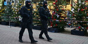 zwei Polizei patrouilliert vor Weinhnachstbäumen