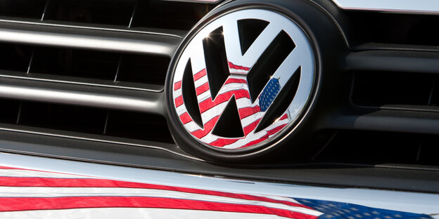 Im Volkswagen-Emblem eines Autos spiegelt sich die US-amerikanische Flagge