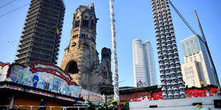 Buden des verwaisten Weihnachtsmarktes, im Hintergrund die Gedächtniskirche