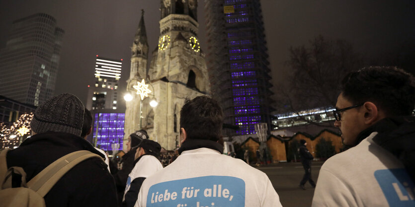 „Liebe für alle, Hass für keinen“ steht auf den T-Shirts von Demonstranten vor der Gedächtniskirche