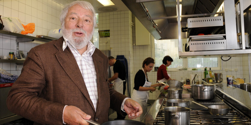 Wolfram Siebeck steht in einer Restaurantküche am Herd