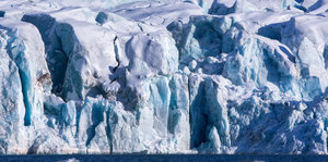 ein großer Eisberg in einem Gewässer