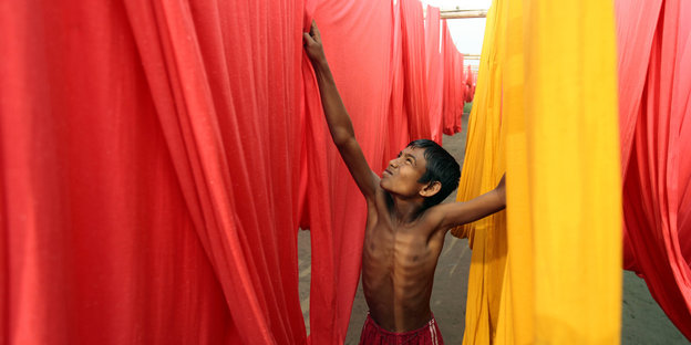 Ein Kind arbeitet in einer Textilfabrik in Bangladesch