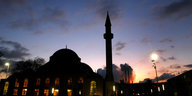 Moschee und Minarett vor Sonnenuntergang