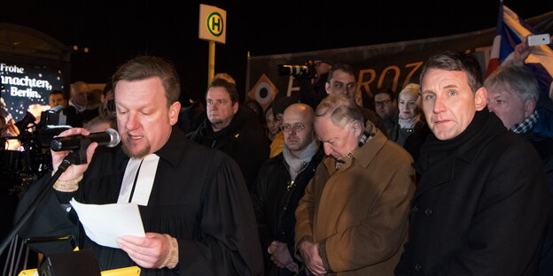 Der ehemalige evangelische Pfarrer Thomas Wawerka spricht in ein Mikrofon, daneben stehen unter anderem die AfD-Politiker Alexander Gauland und Björn Höcke