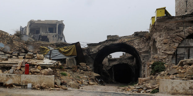 Ein zerstörtes Tor in Aleppo