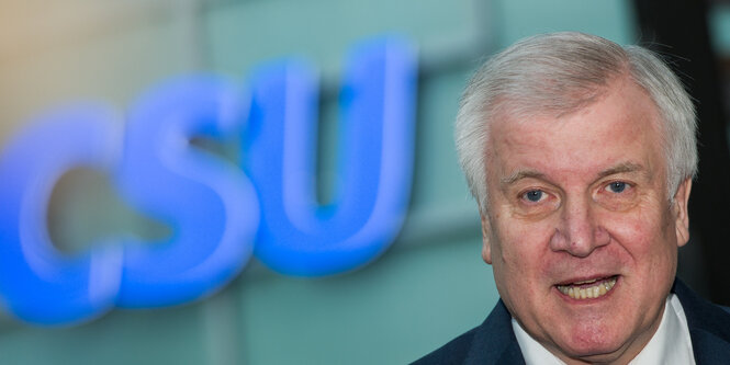 Horst Seehofer steht vor einem CSU-Schriftzug