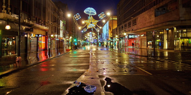 Die leere Oxford Street in London mit Weihnachtsschmuck.