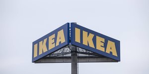 Es ist das IKEA-Logo zu sehen. Gelbe Großbuchstaben auf blauem Hintergrund.