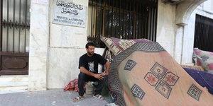 Ein Arbeitsloser sitzt aus Protest Ende Oktober vor dem Arbeitsministerium in Tunis