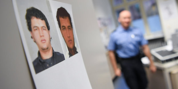 Fahndungsfotos hängen in einer Polizeiwache