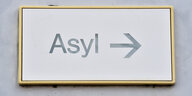 Ein Schild mit der Aufschrift „Asyl“