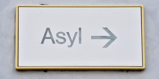 Ein Schild mit der Aufschrift „Asyl“