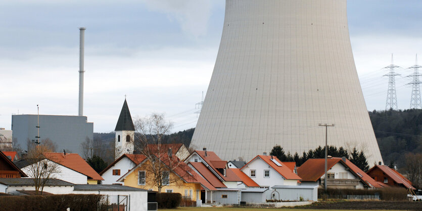 Kühlturm überragt ein Dorf