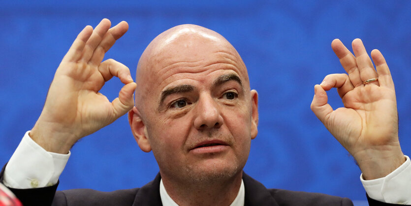 Gianni Infantino formt mit beiden Daumen und Zeigefinger ein Zeichen dafür, dass alles in Ordnung ist