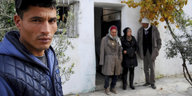 Anis Amris Familie steht vor ihren Haus in Oueslatia, Tunesien