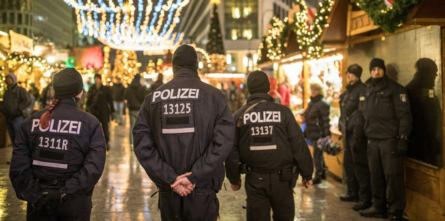 Polizisten stehen auf dem Weihnachtsmarkt am Breitscheidplatz in Berlin