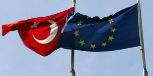 Eine türkische und eine europäische Flagge