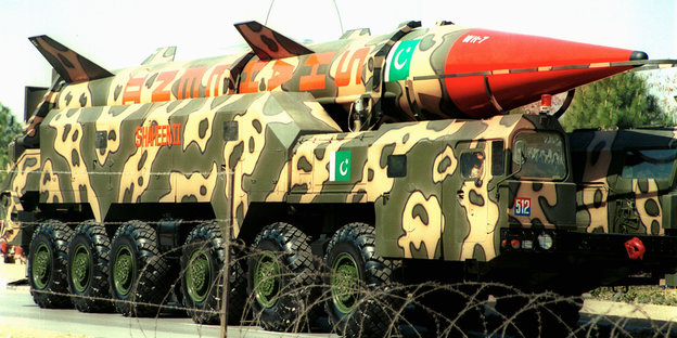 Eine in Pakistan hergestellte Shaheen II Rakete, die Atomwaffen-Köpfe transportieren kann