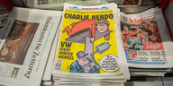 Die erste Ausgabe der Charlie Hebdo mit Merkel auf dem Titel am Zeitungsstand.