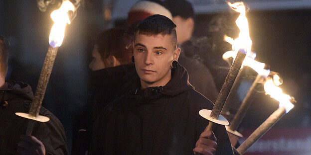 Thuegida.Demonstranten laufen mit brennenden Fackeln durch Jena