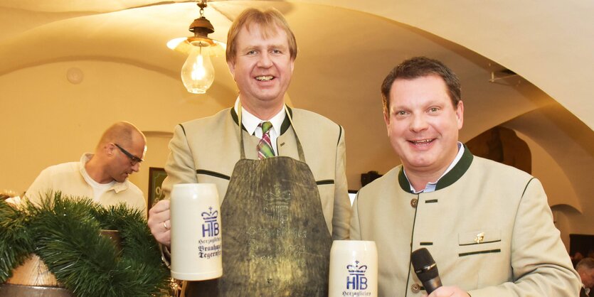 Wolfgang Rzehak steht mit einem Bierkrug in einem Brauereikeller