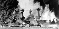 Schwarz-Weiß-Aufnahme vom Luftangriff auf Pearl Harbor