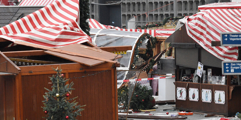 Beschädigte Häuschen stehen auf dem Weihnachtsmarkt am Breitscheidplatz