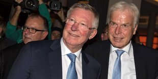 Sir Alex Ferguson und Rainer Holzschuh (r.)