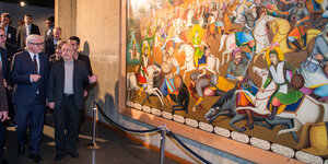 Frank-Walter Steinmeier im Tehran Museum of Contemporary Art vor einem monumentalen Bild