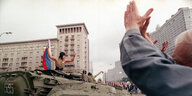 Moskauer Bürger applaudieren einem jubelnden Panzerkommandanten, als am 21. August 1991 der Putsch gescheitert ist