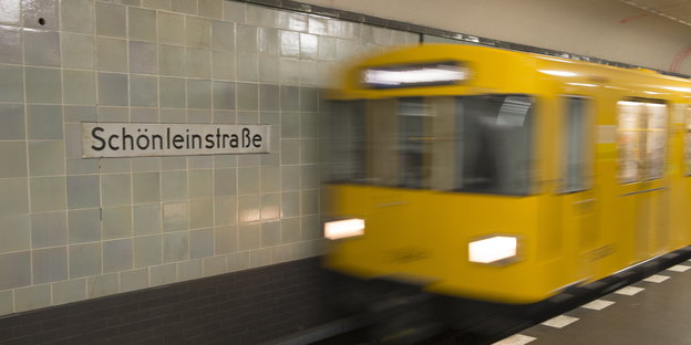 eine U-Bahn fährt in den Bahnhof Schönleinstraße ein