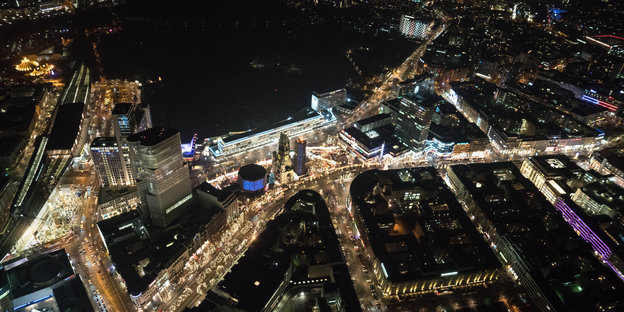 Luftaufnahme eines Polizeihubschraubers, die den Weihnachtsmarkt am Breitscheidplatz bei Nacht von oben zeigt