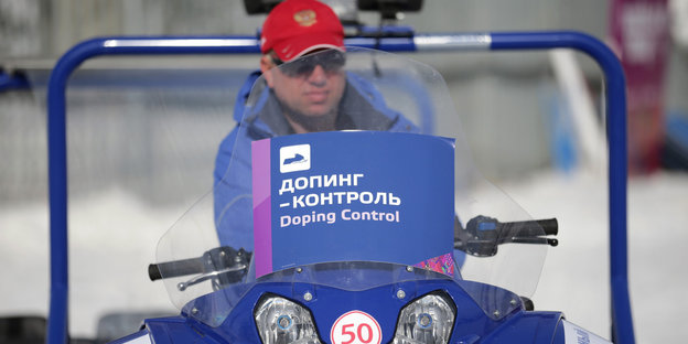 ein Schnee-Gefährt mit der Aufschrift "Doping Control"