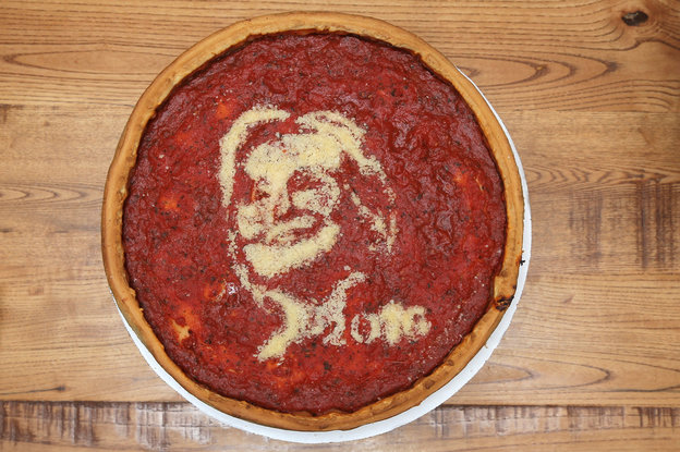 Pizza mit Aufdruck von Hillary Clinton.