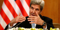 John Kerry gestikuliert mit Händen vor dem Körper