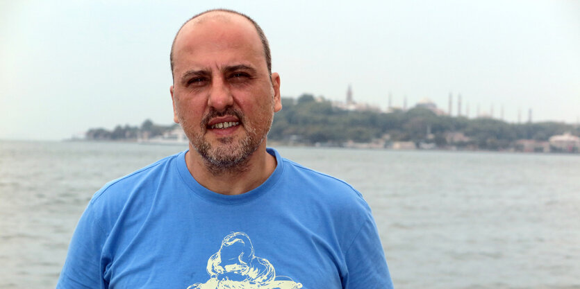 Ahmet Sik vor dem Bosporus in Istanbul