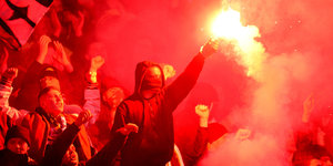 Dynamo-Dresden-Fans werfen Bengalos aufs Spielfeld und sorgen für  Spielunterbrechung