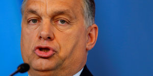 Viktor Orban hinter einem Mikrofon