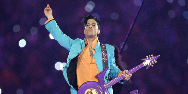Der im April vrestorbene Sänger Prince auf der Bühne