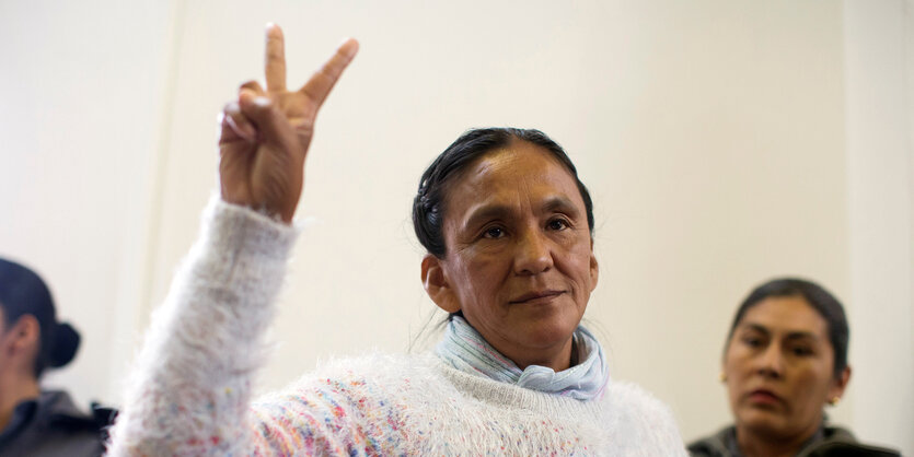 Milagro Sala macht das Victory-Zeichen